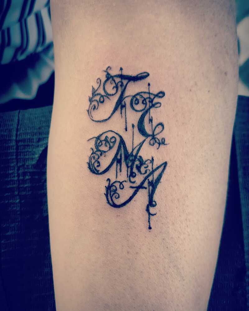 Tatouage Arbre De Vie Femme Avec Initiales Fragments d'Elle Art Tattoo - Tatoueur à Noaillan - Le meilleur du tatouage